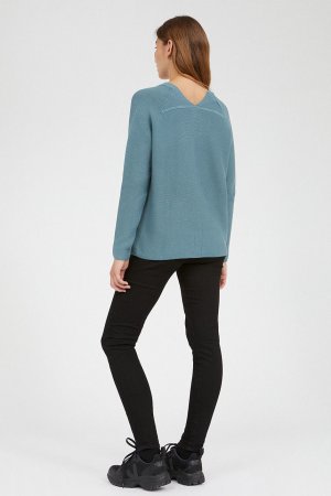 tröja stickad FAARINA petrolblå modell bakifrån