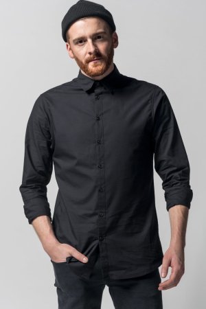 skjorta slimfit svart modell med mössa