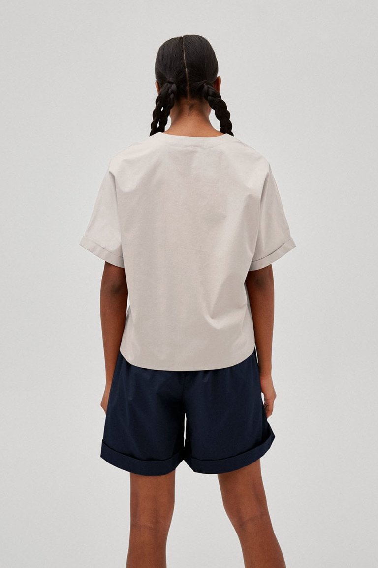 blus-molinaa-beige-modell-bakifran