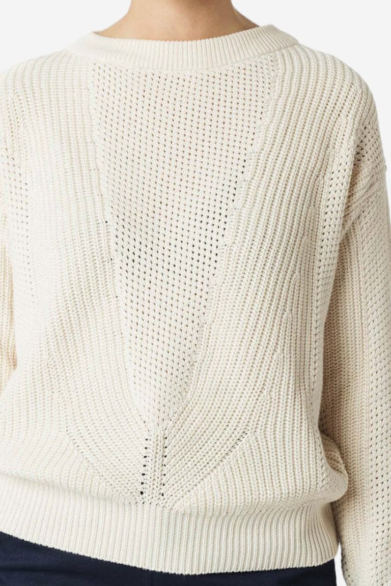 ekologisk tröja stickad seema cremevit modell närbild front