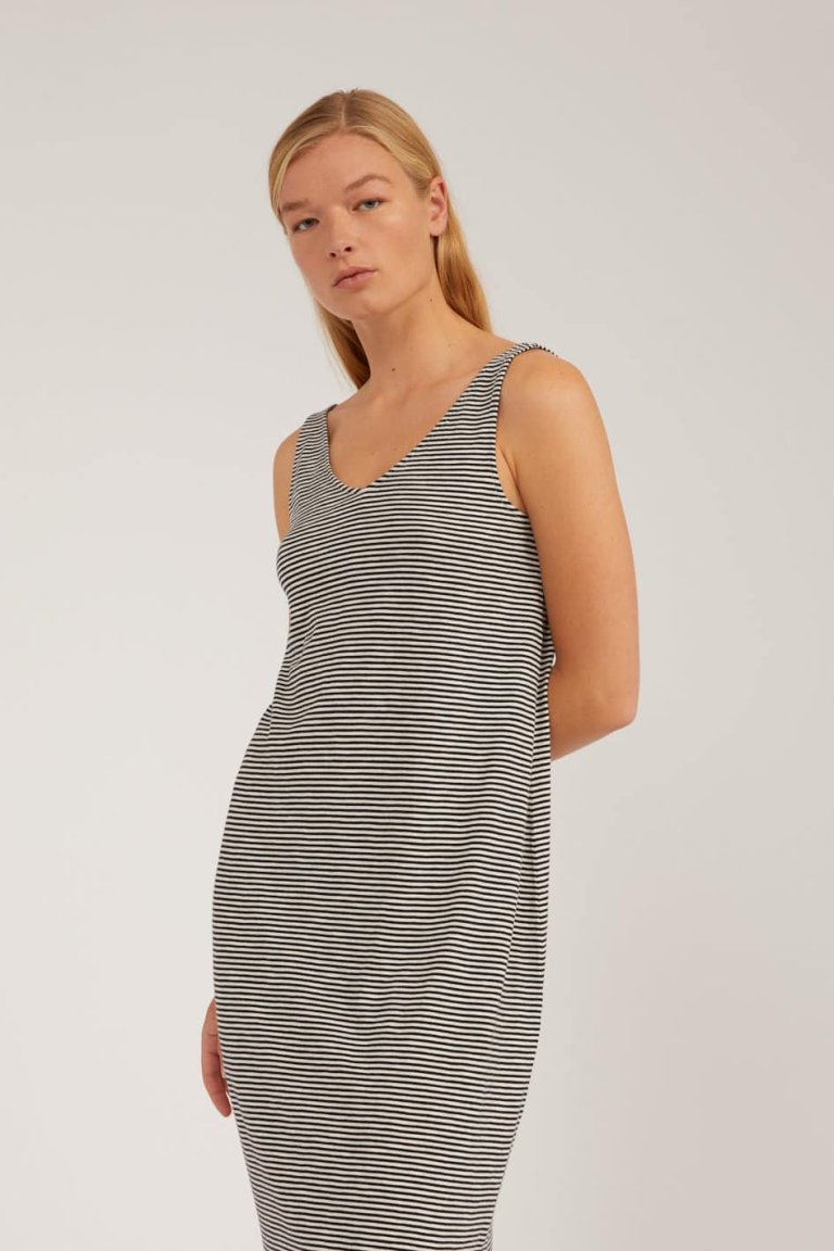 klänning madalenaa finrandig svart modell