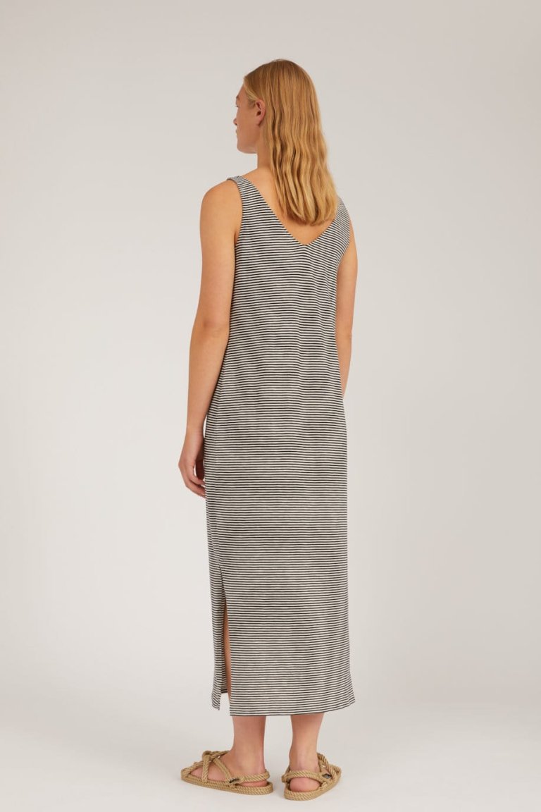 klänning madalenaa finrandig svart modell bakifrån