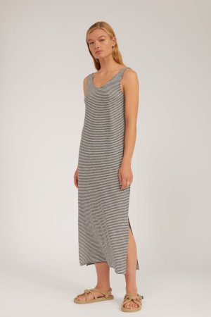 klänning madalenaa finrandig svart modell helbild