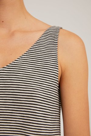 klänning madalenaa finrandig svart modell närbild