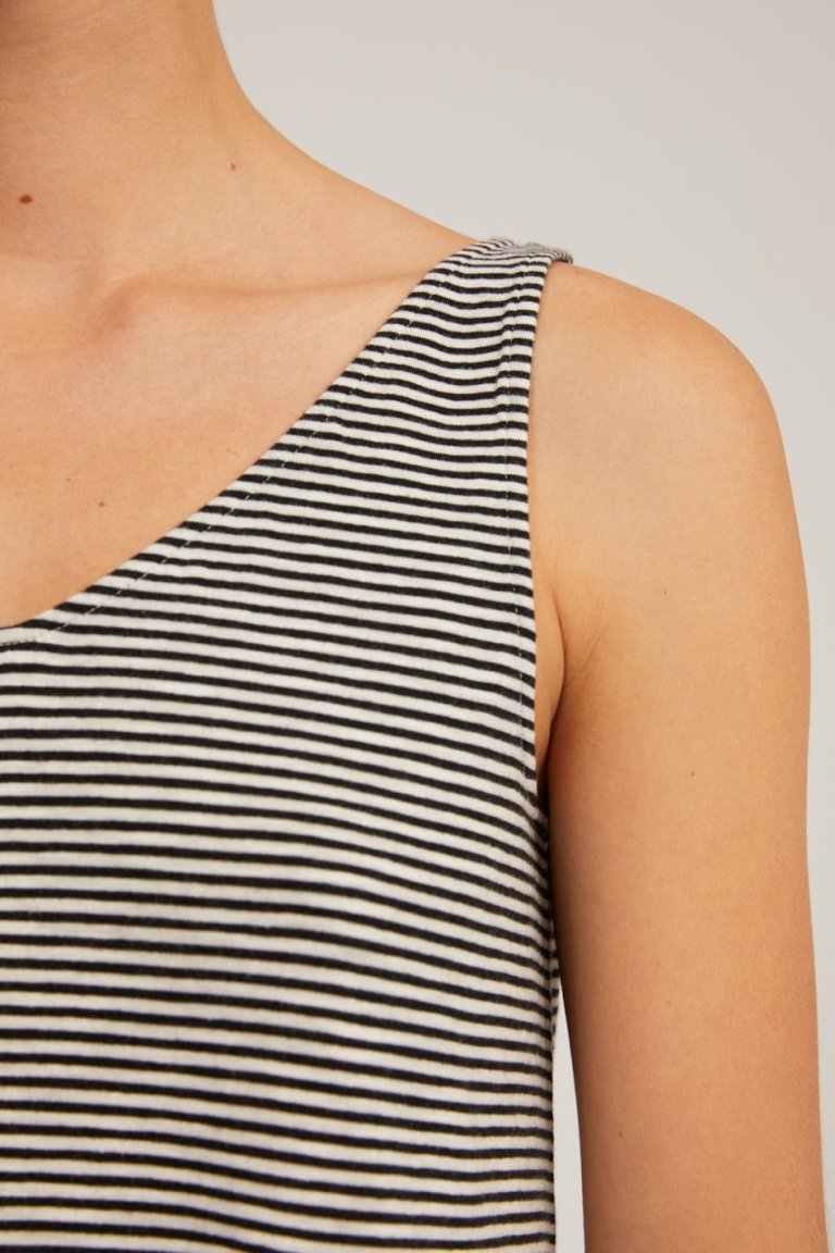 klänning madalenaa finrandig svart modell närbild