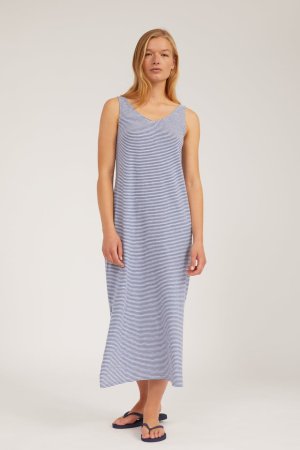 klänning madalenaa finrandig marinblå modell helbild