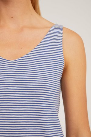 klänning madalenaa finrandig marinblå modell närbild