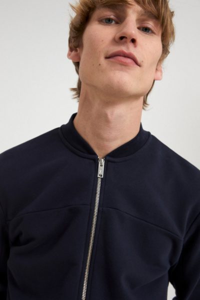 cardigan dragkedja aalrik marinblå modell närbild