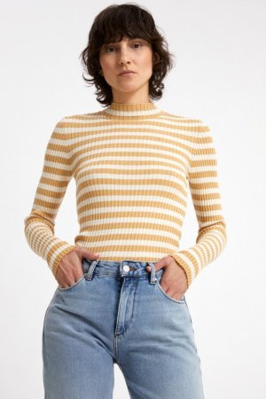 topp stickad alaani slimfit randig beige modell