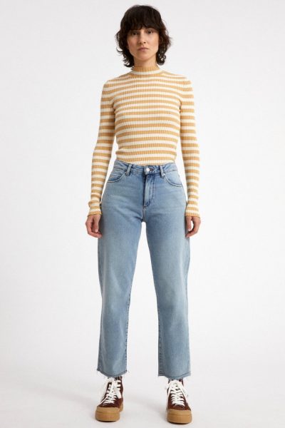 topp stickad alaani slimfit randig beige modell helbild