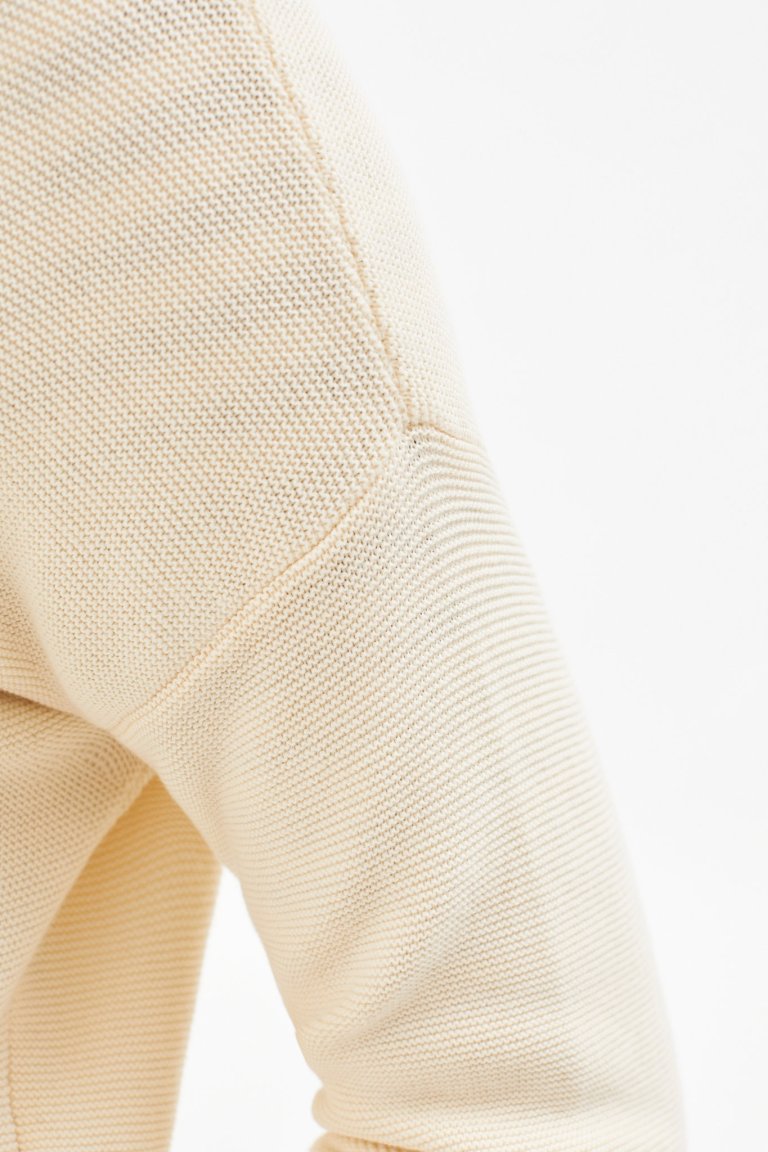 tröja stickad medinaa creme modell närbild