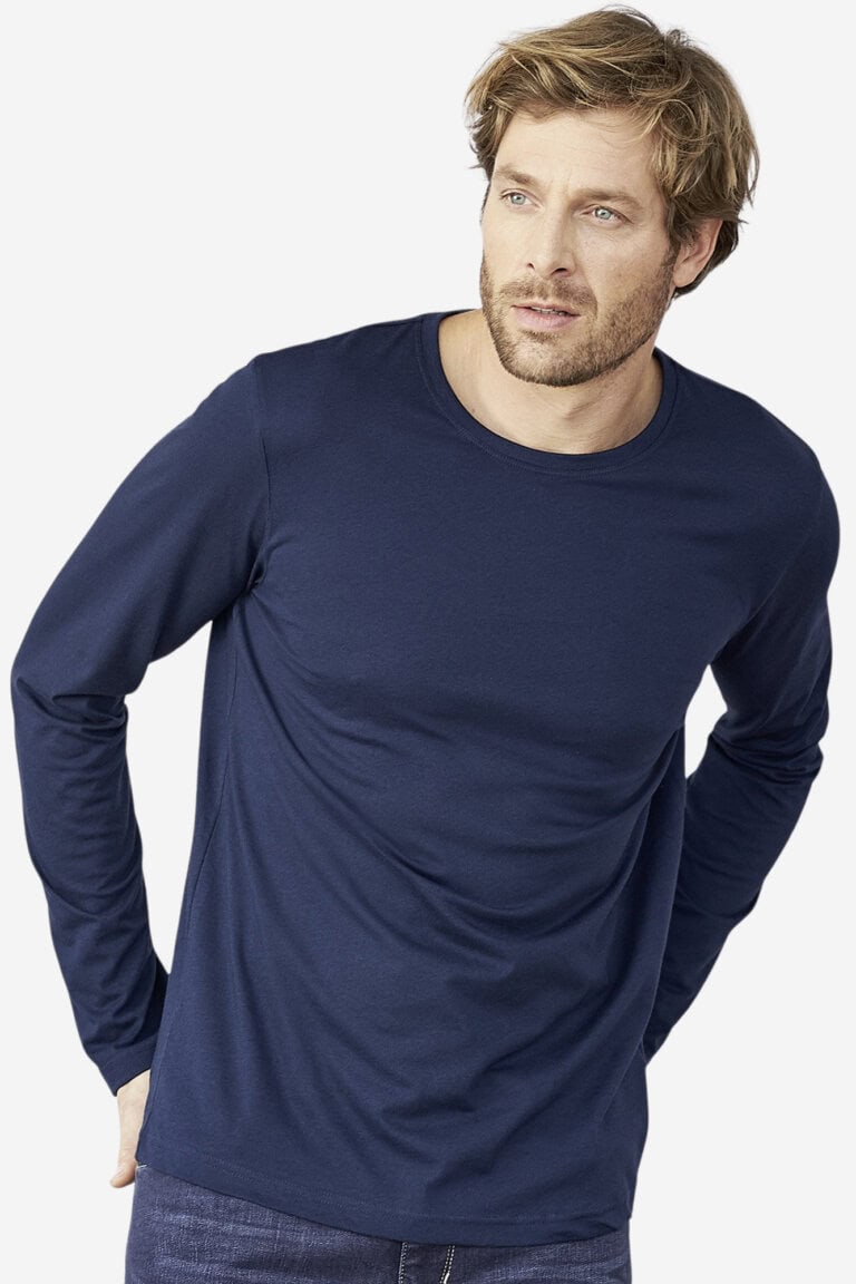 ekologisk tröja långärmad frank grön modell händer bakom ryggen