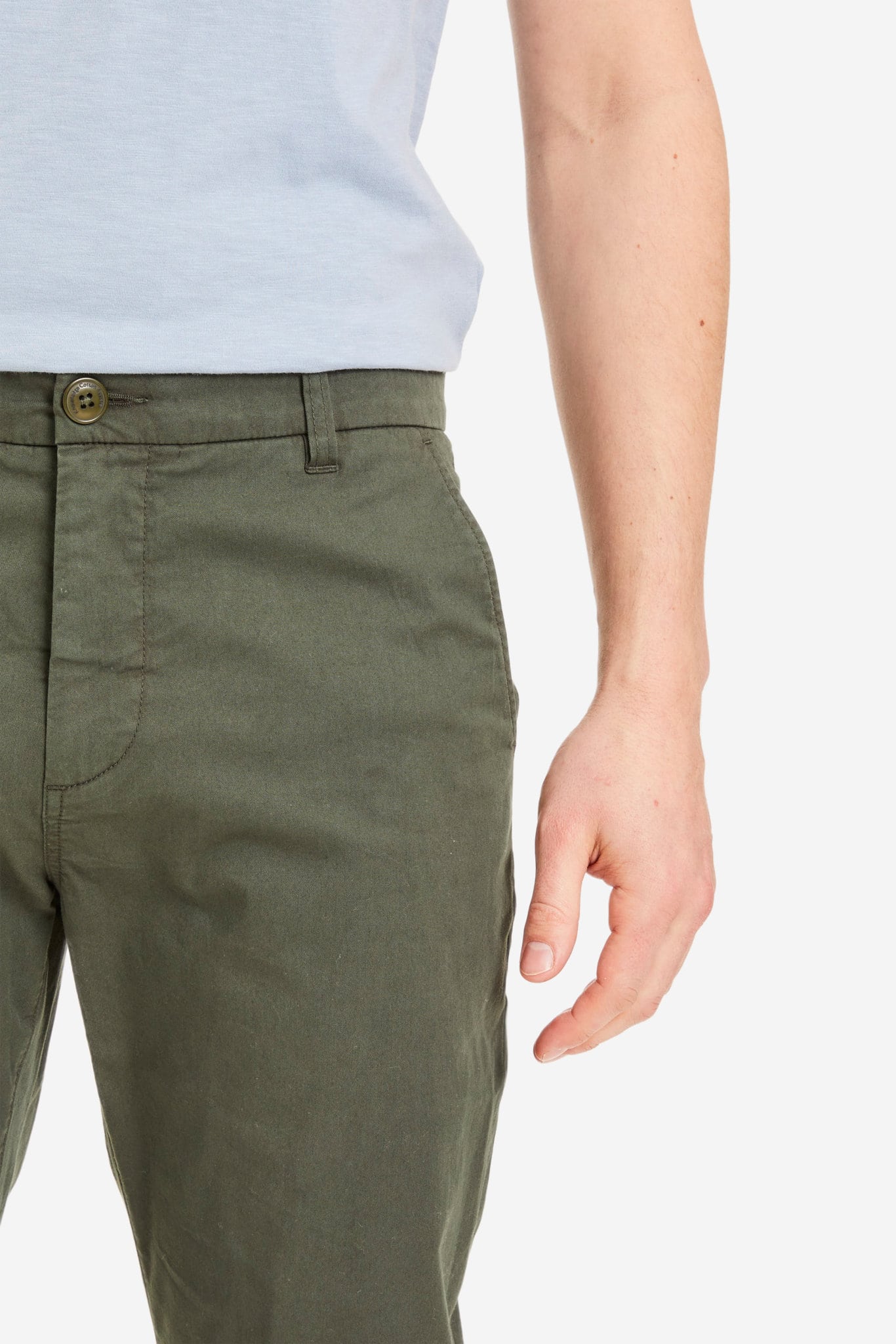 chinos herr chuck två längder kakigrön modell närbild
