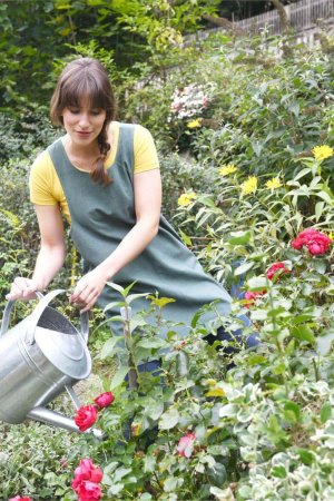 trädgardsforklade mallorca grön modell sittande utomhus