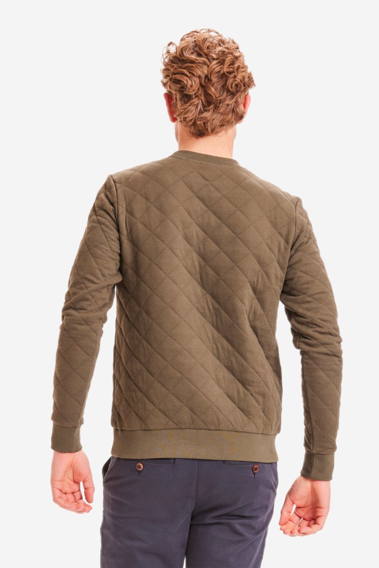 tröja quiltad elm kakigrön modell bakifrån