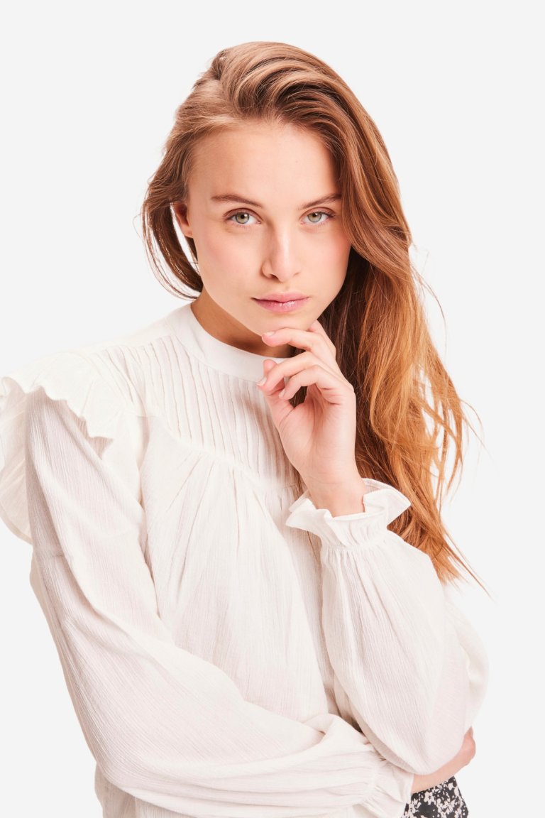 volangblus krinklad lily vit modell närbild