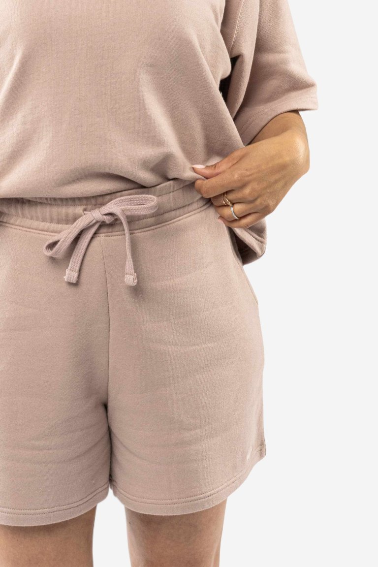 sweatshorts aarany rosa modell närbild