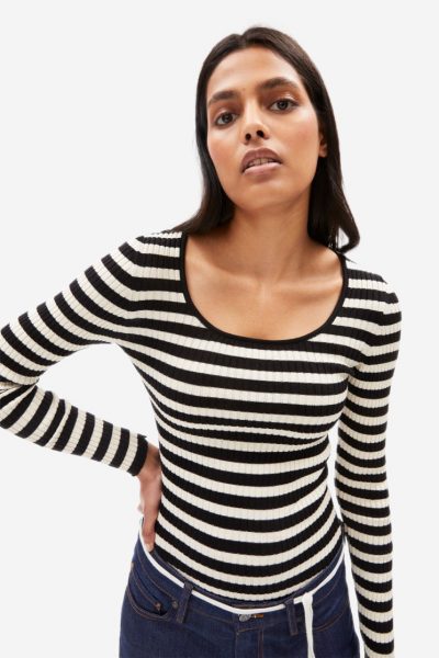 topp stickad alaani crewneck svart cremevit modell