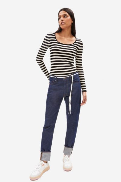 topp stickad alaani crewneck svart cremevit modell helbild