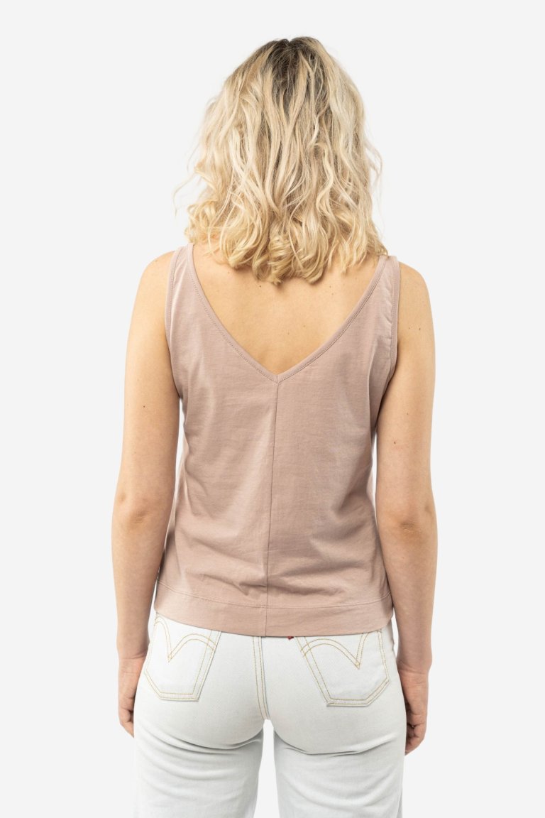 v-ringat linne pina rosa modell bakifrån