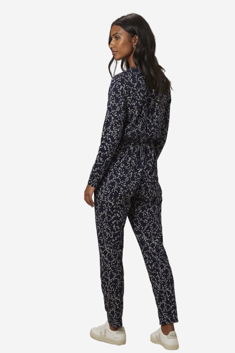 ekologisk jumpsuit odette leafprint marinblå modell bakifrån