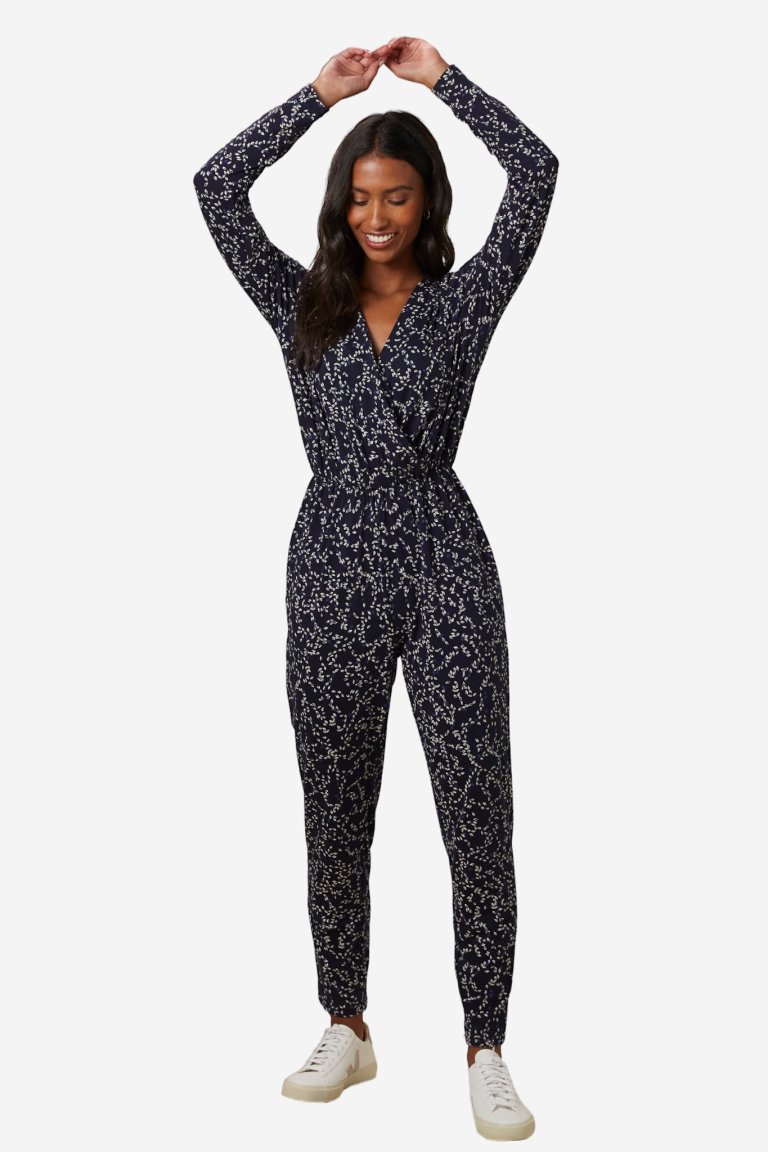ekologisk jumpsuit odette leafprint marinblå modell helbild