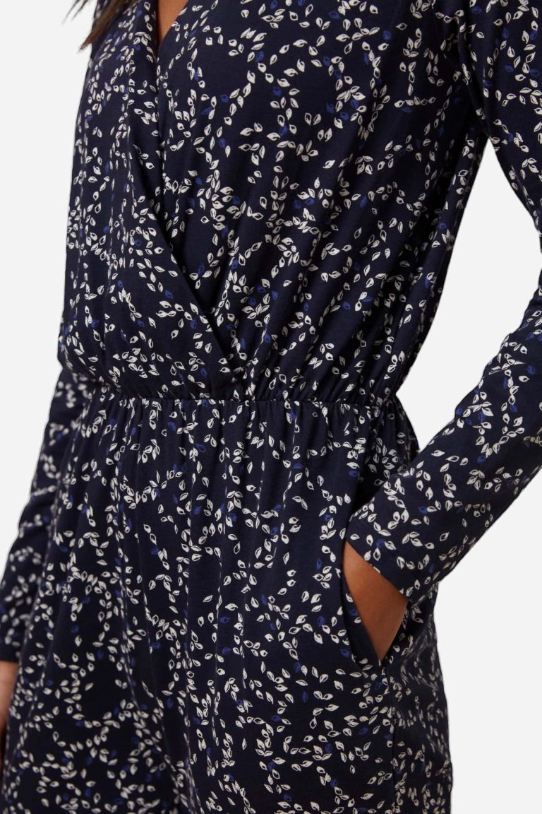 ekologisk jumpsuit odette leafprint marinblå modell närbild