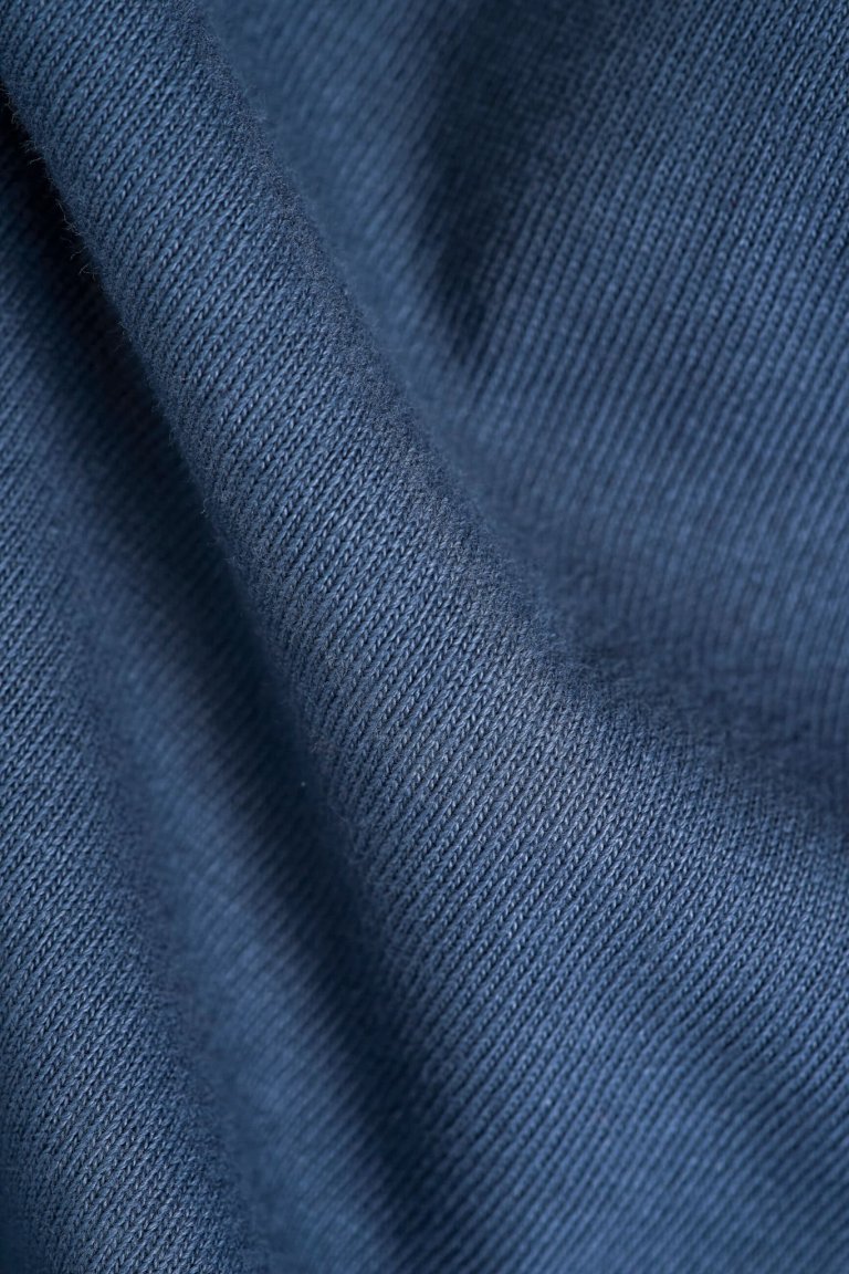 ekologisk t-shirt oversized take action make change blå modell deatalj tyg