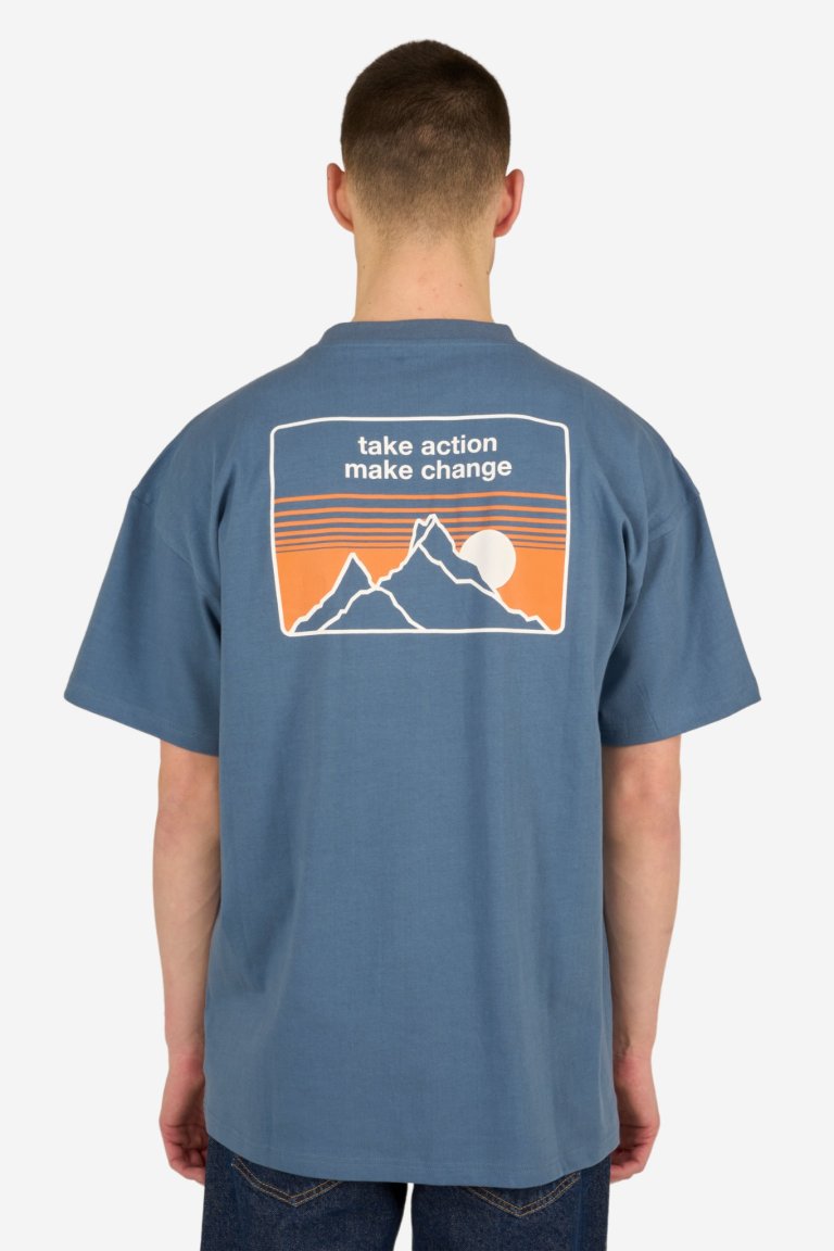 ekologisk t-shirt oversized take action make change blå modell bakifrån