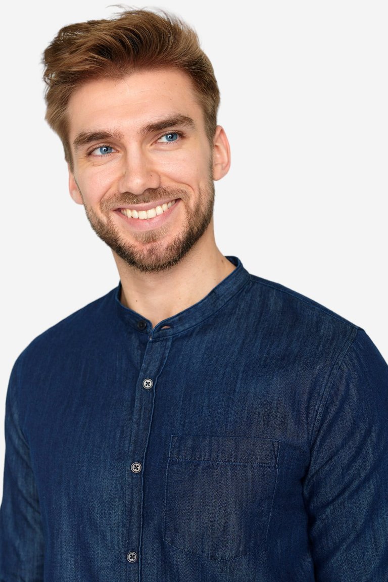 ekologisk jeanskjorta herr plenty raw mörk denim modell närbild