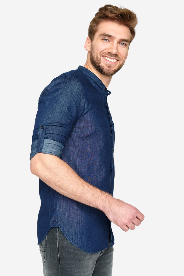 ekologisk jeanskjorta herr plenty raw mörk denim modell uppkavlad ärm