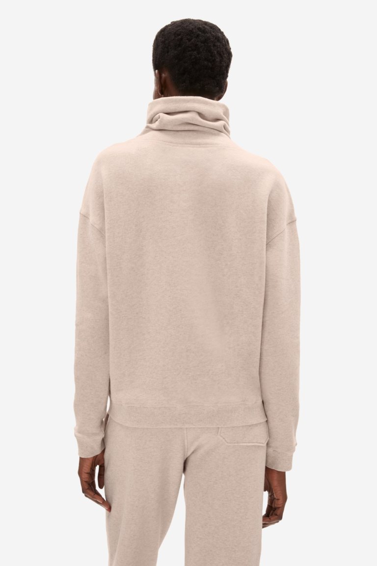 ekologisk polotröja sweatshirt darinaa beigemelerad modell bakifrån