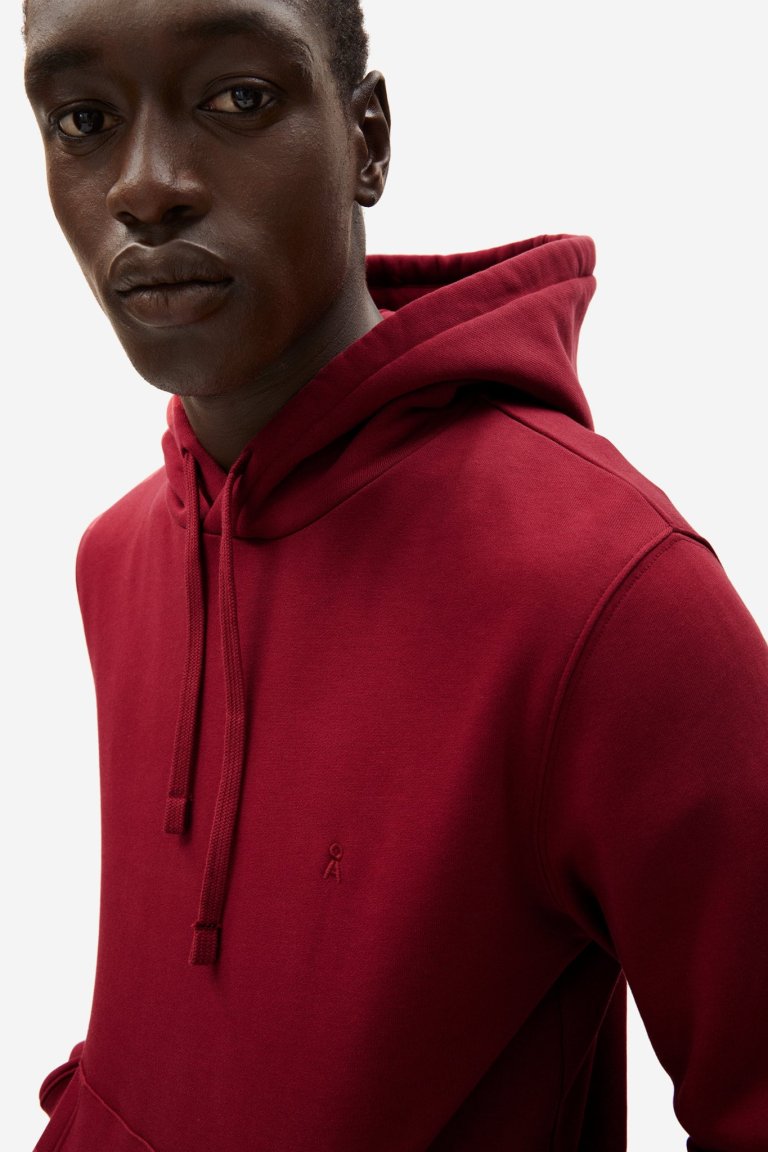 ekologisk hoodie herr paancho vinröd modell närbild