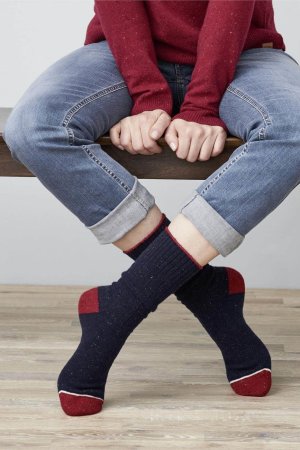 ekologiska strumpor ull lorin blå modell sittande
