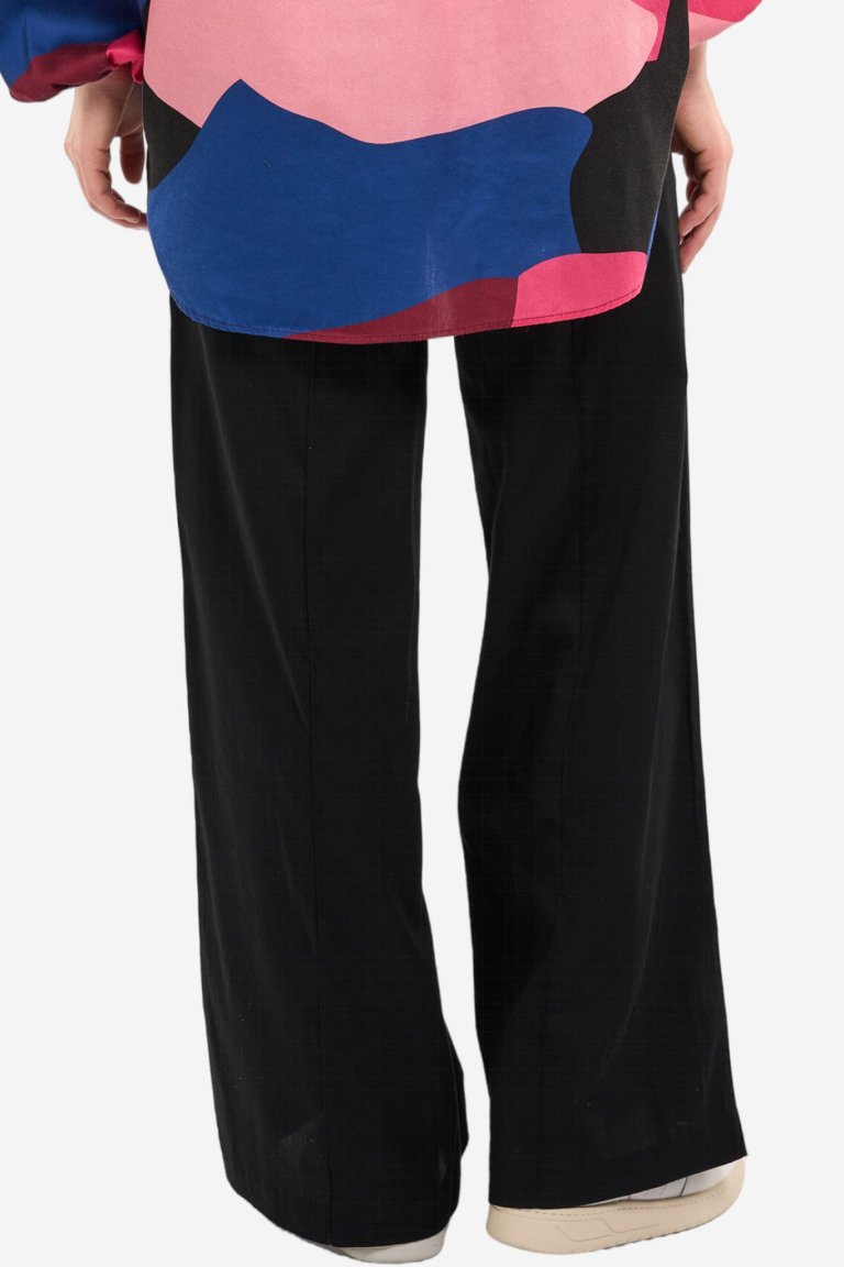 ekologiska satinbyxor dam vida svart modell bakifrån