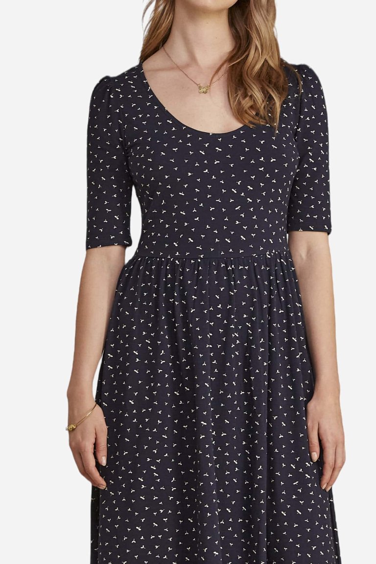 ekologisk klänning trikå marlena seed print marinblå modell närbild