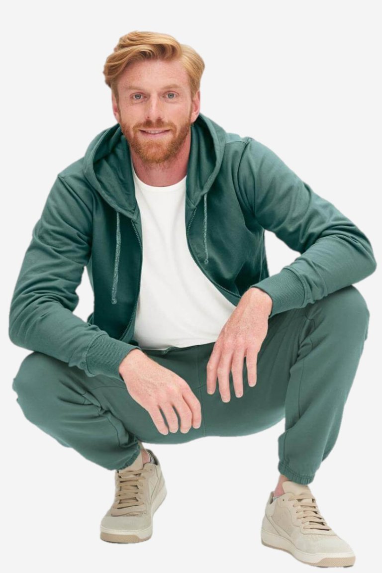 ekologiskt joggingset herr grön modell sittande