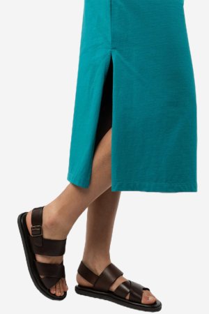 ekologisk midikjol divari blågrön modell närbild slits