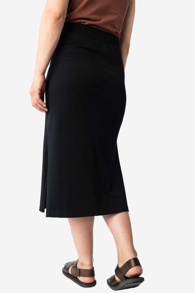 ekologisk midikjol divari svart modell bakifrån