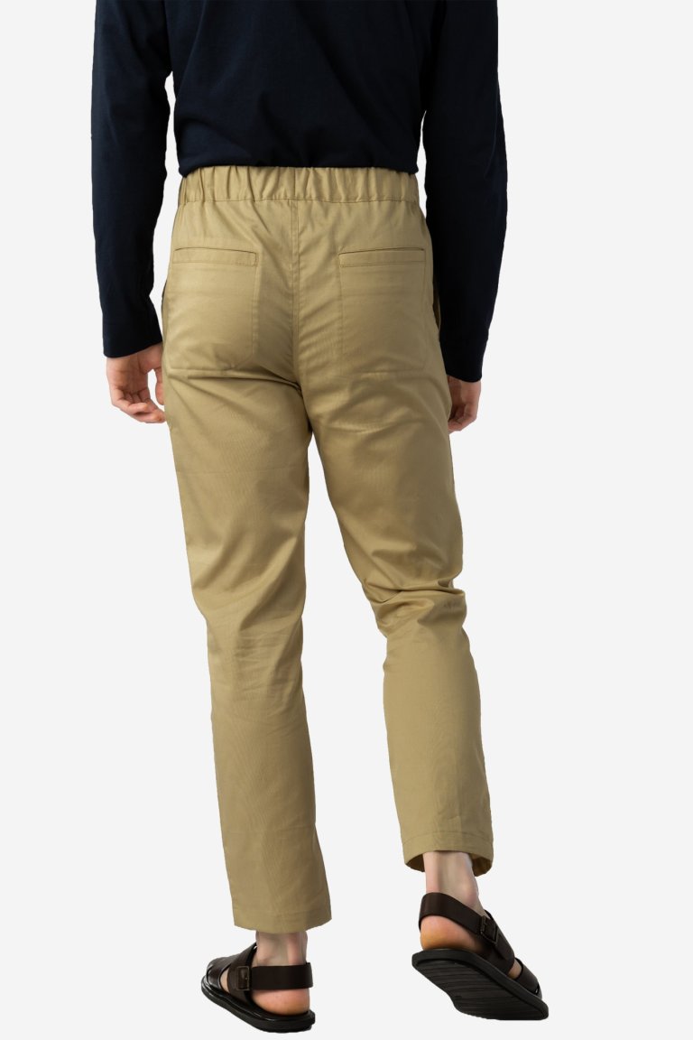 ekologiska byxor herr resårmidja namish kakibeige modell bakifrån