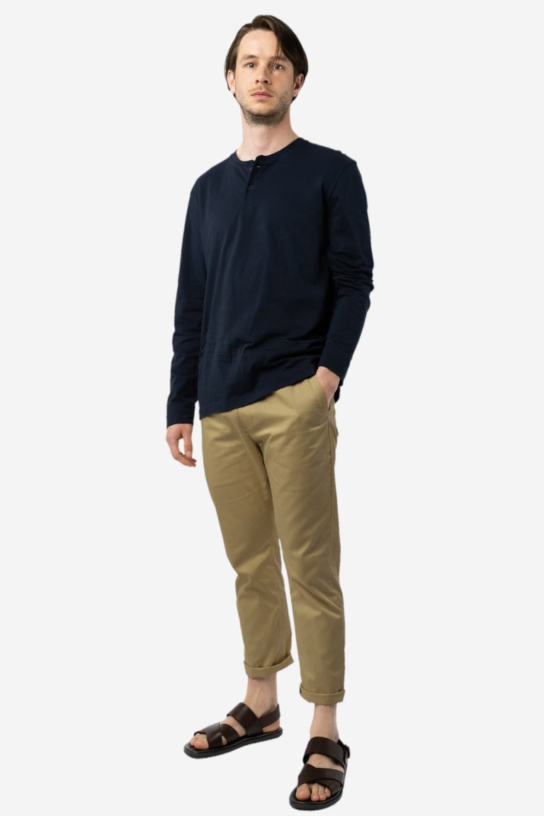 ekologiska byxor herr resårmidja namish kakibeige modell helbild