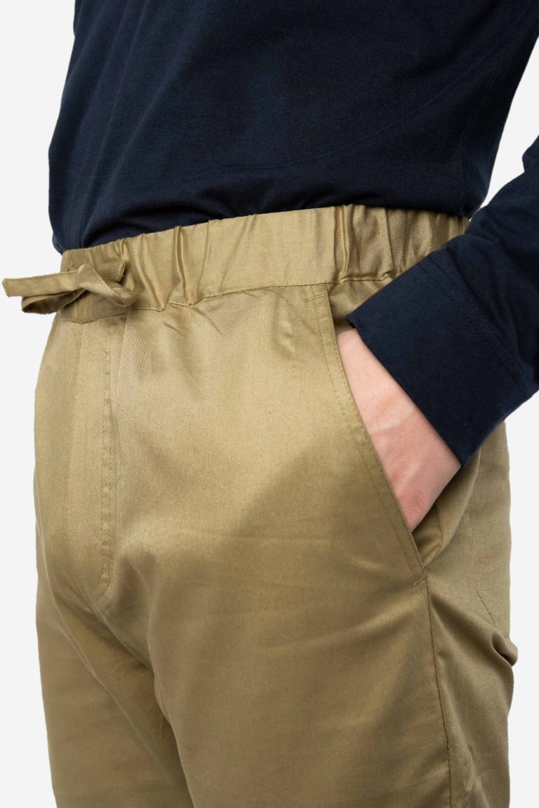 ekologiska byxor herr resårmidja namish kakibeige modell närbild