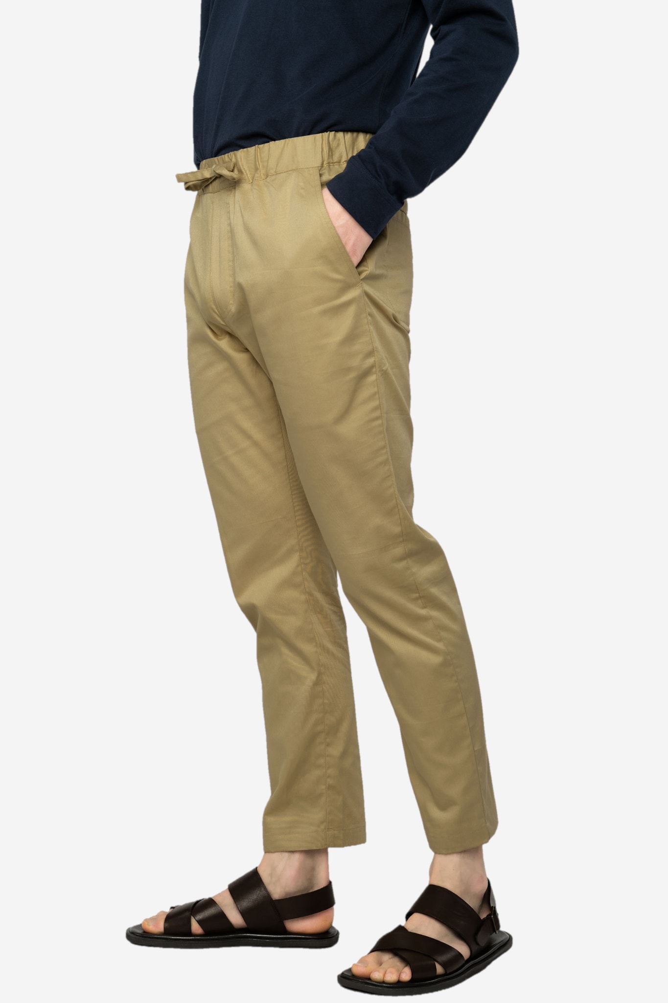 ekologiska byxor herr resårmidja namish kakibeige modell sidan