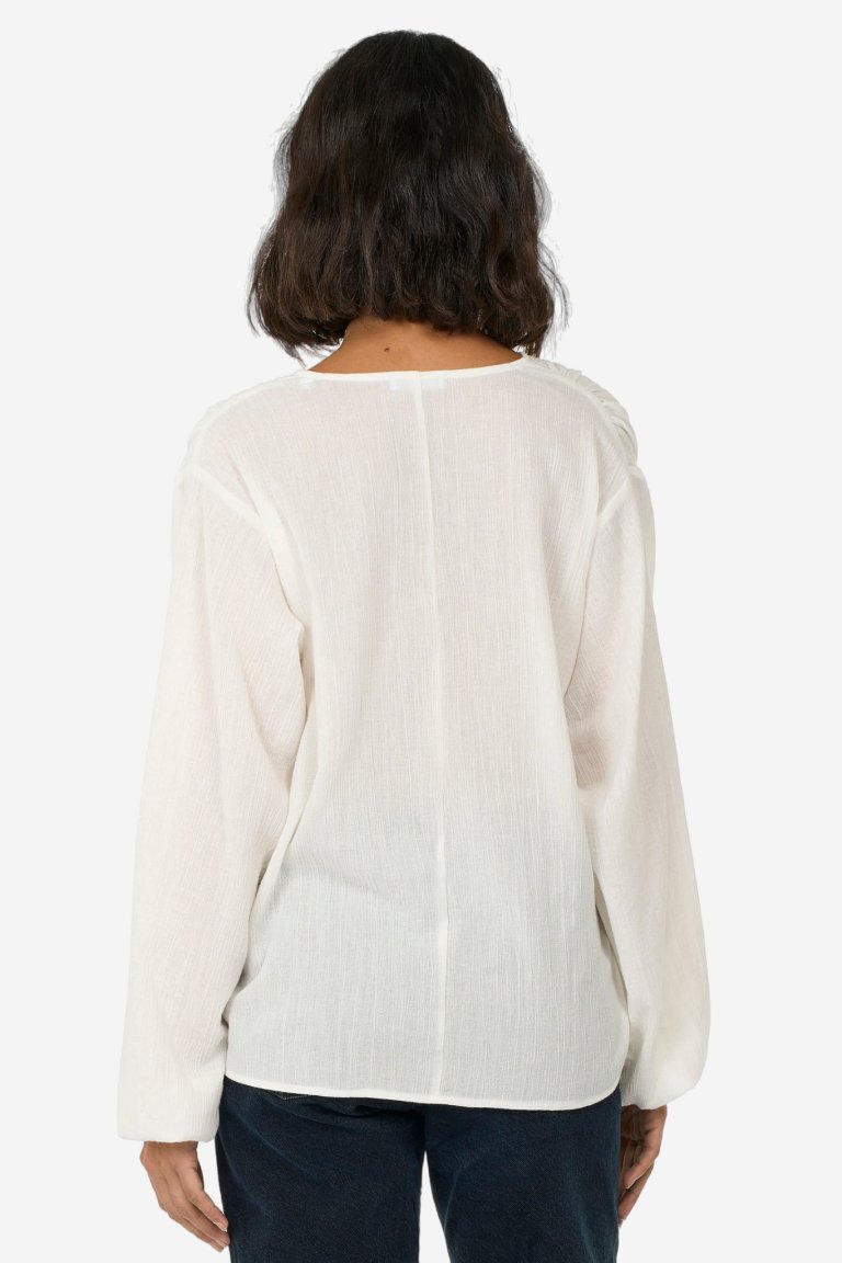ekologisk blus dam oversize crepetyg naturvit modell bakifrån