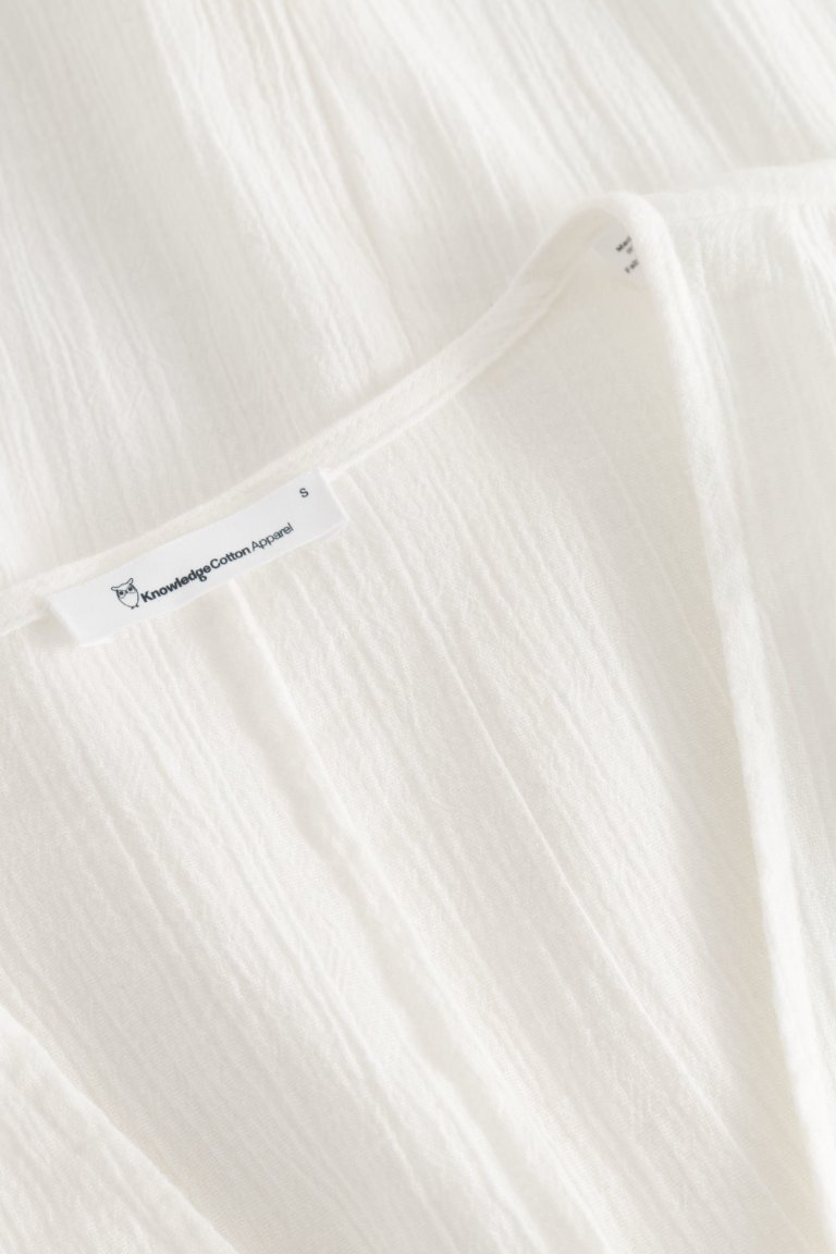 ekologisk blus dam oversize crepetyg naturvit närbild halsringning