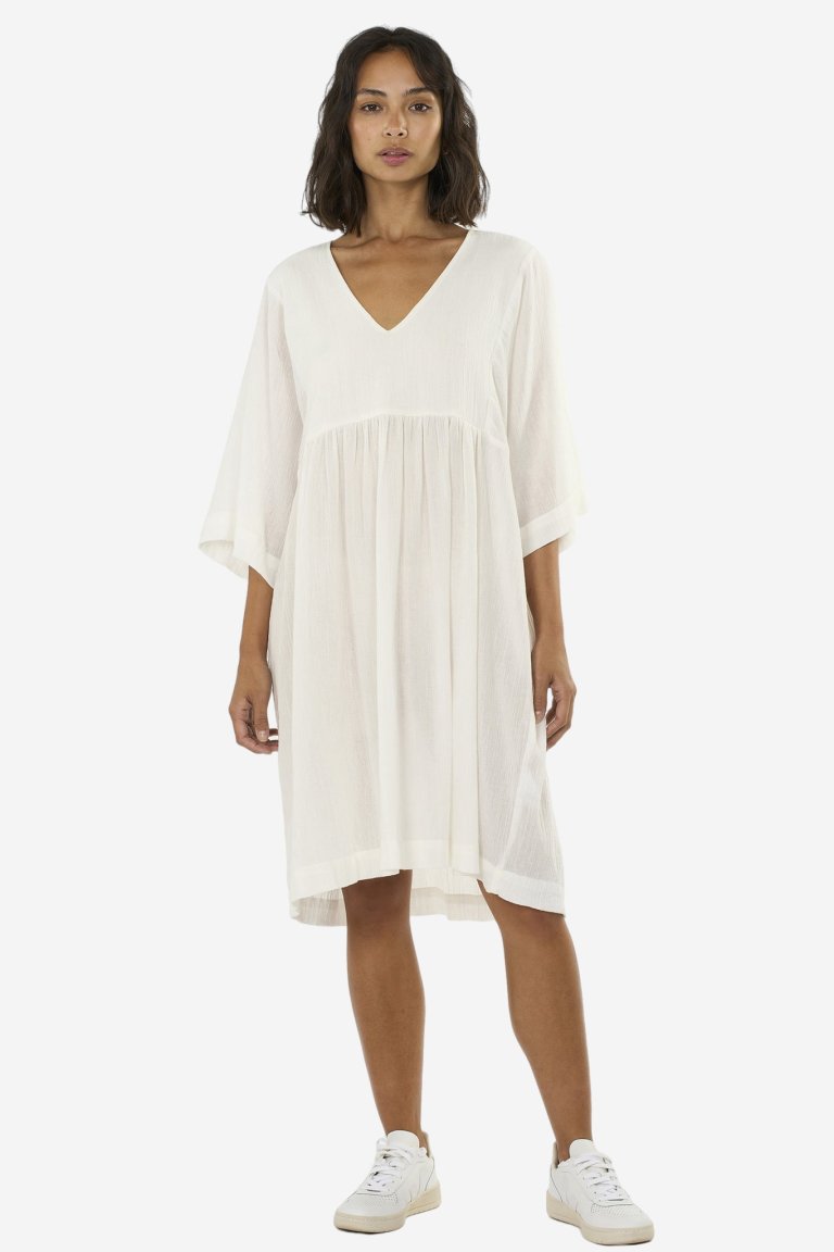 ekologisk klänning dam oversize crepetyg naturvit modell helbild
