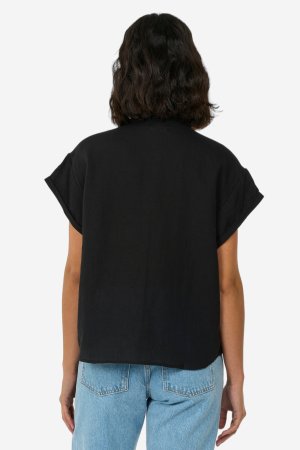 ekologisk linskjorta dam kortärm aster svart modell bakifrån