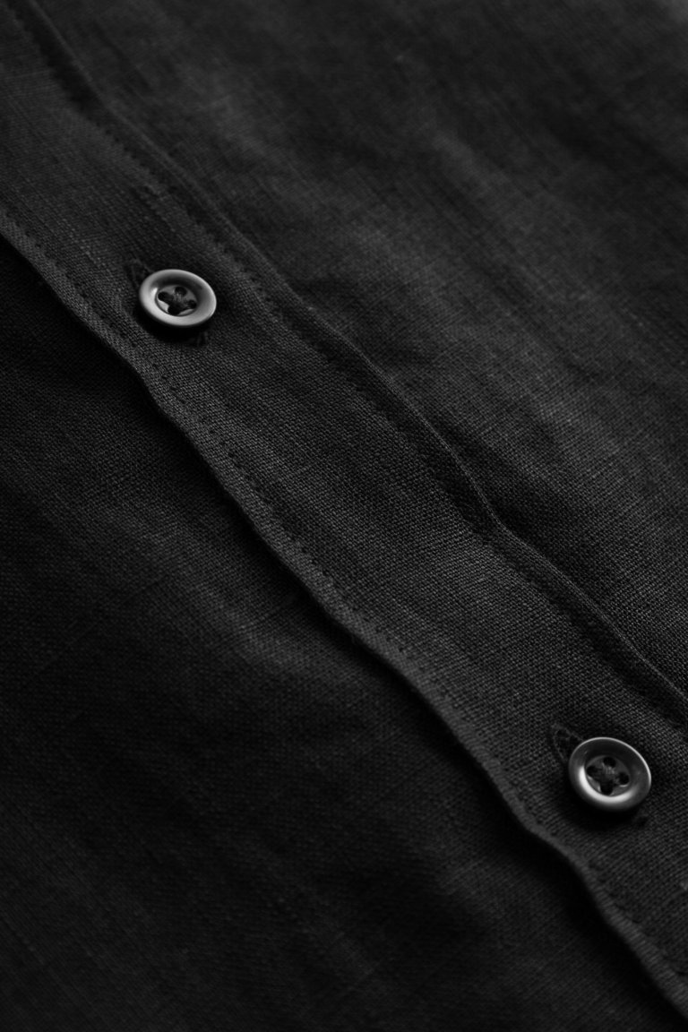 ekologisk linskjorta dam kortärm aster svart närbild knäppning