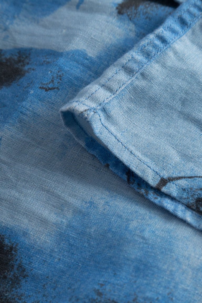 ekologisk skjorta kortärm lin oversize abstrakt blå närbild tyg