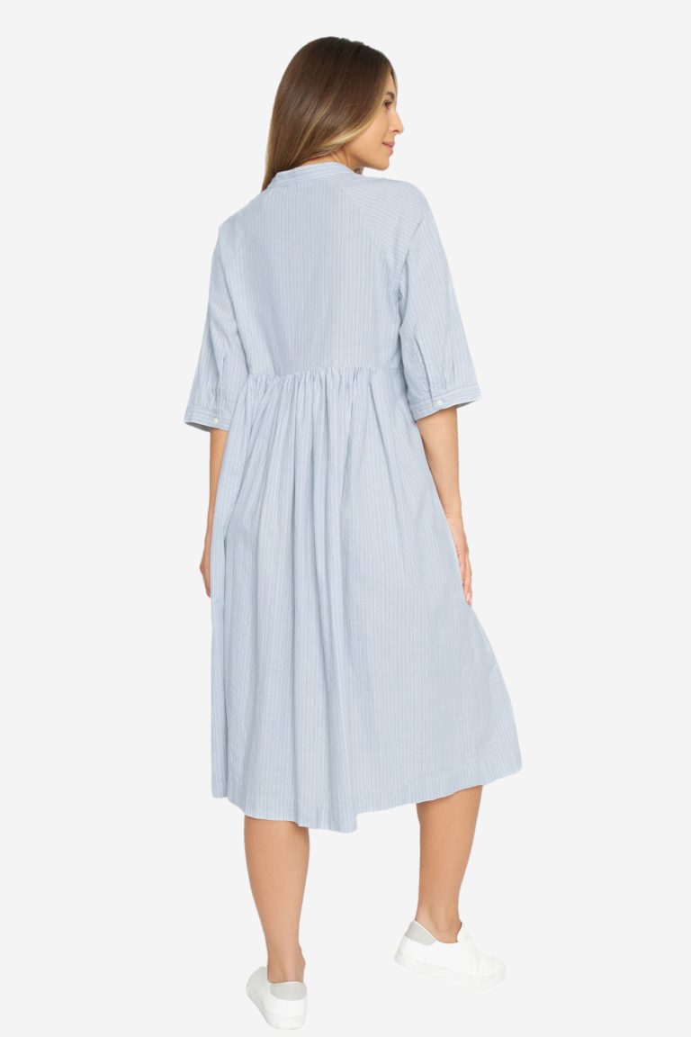 ekologisk klänning oversize fickor finrandig blå modell bakifrån